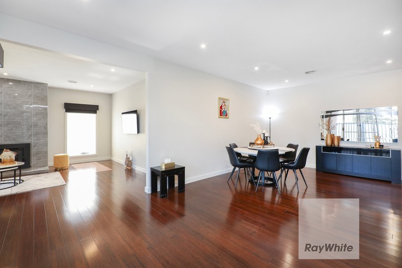 Photo - 14 Rouge Way, Craigieburn VIC 3064 - Image 9