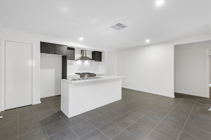 Photo - 14 Rushmore Way, Fraser Rise VIC 3336 - Image 2