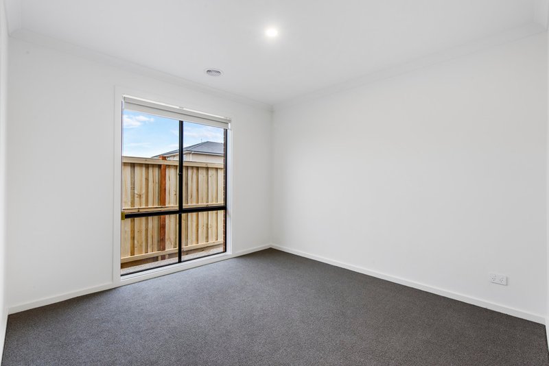 Photo - 14 Rushmore Way, Fraser Rise VIC 3336 - Image 7