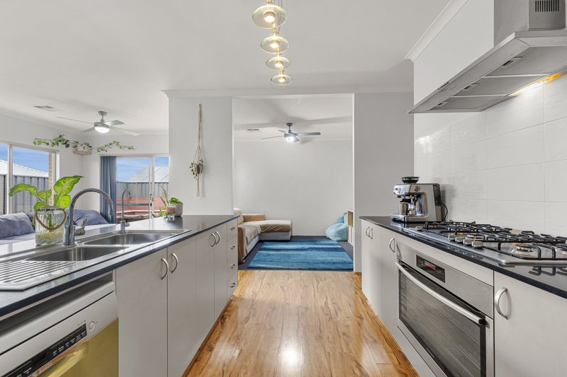 Photo - 14 Sandridge Street, Banksia Grove WA 6031 - Image 4