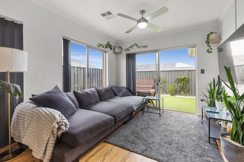 Photo - 14 Sandridge Street, Banksia Grove WA 6031 - Image 6