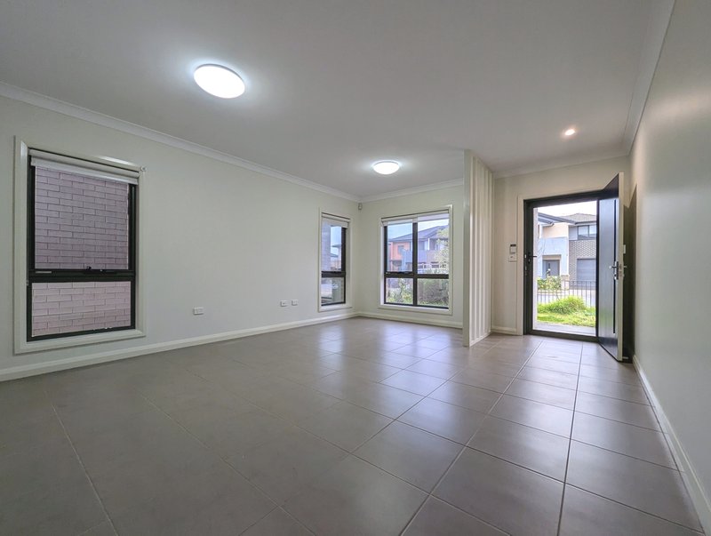 Photo - 14 Satinwood Crescent, Bonnyrigg NSW 2177 - Image 2