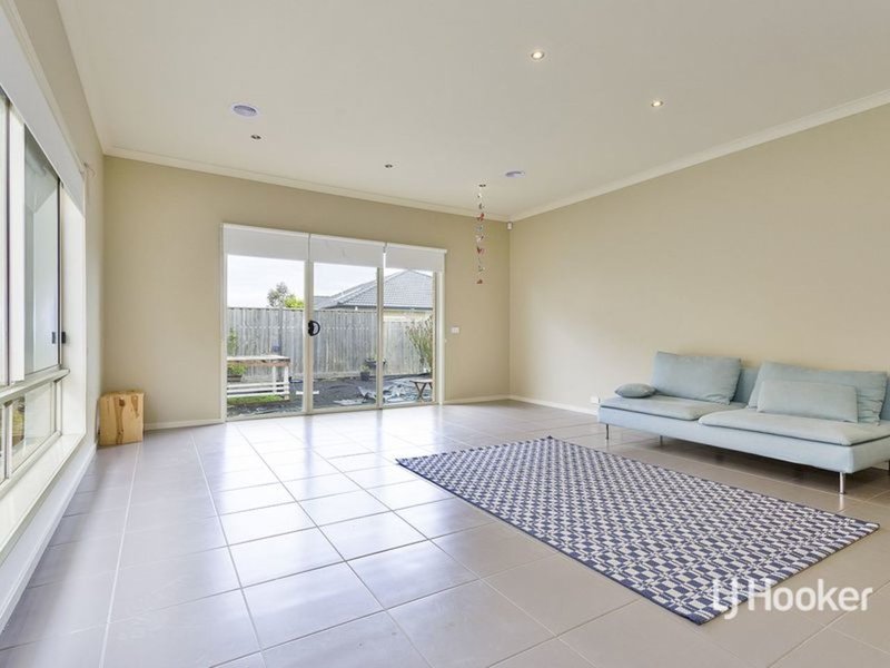 Photo - 14 Seafarer Way, Sanctuary Lakes VIC 3030 - Image 2