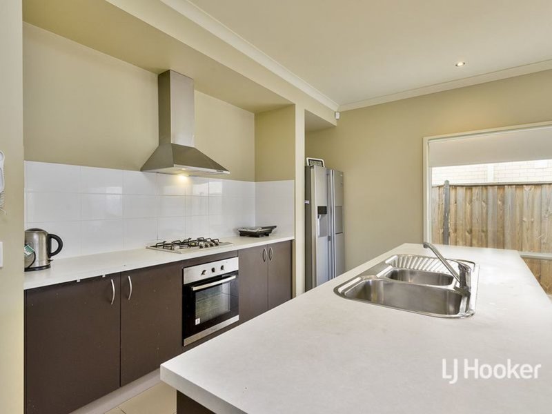 Photo - 14 Seafarer Way, Sanctuary Lakes VIC 3030 - Image 3