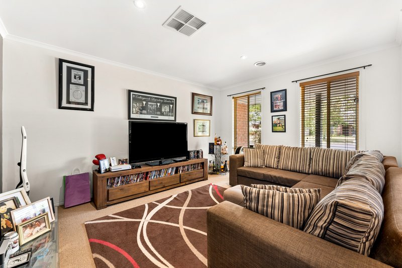 Photo - 14 Sheoak Court, Pakenham VIC 3810 - Image 3