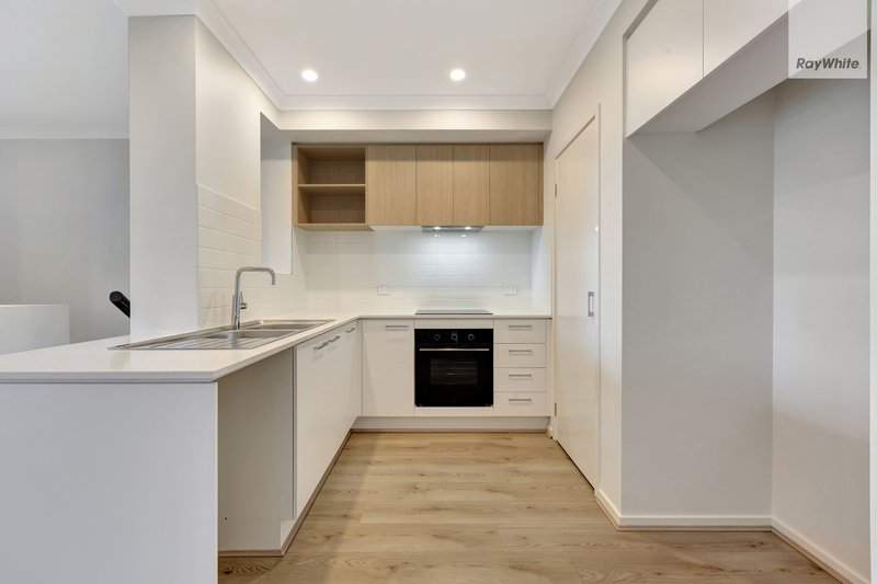 Photo - 14 Shingleback Walk, Mickleham VIC 3064 - Image 4