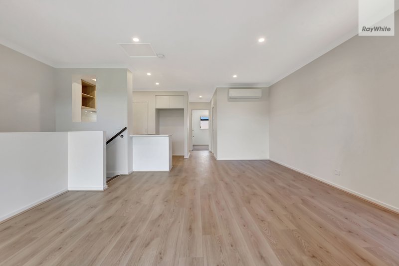 Photo - 14 Shingleback Walk, Mickleham VIC 3064 - Image 5