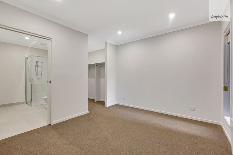 Photo - 14 Shingleback Walk, Mickleham VIC 3064 - Image 6