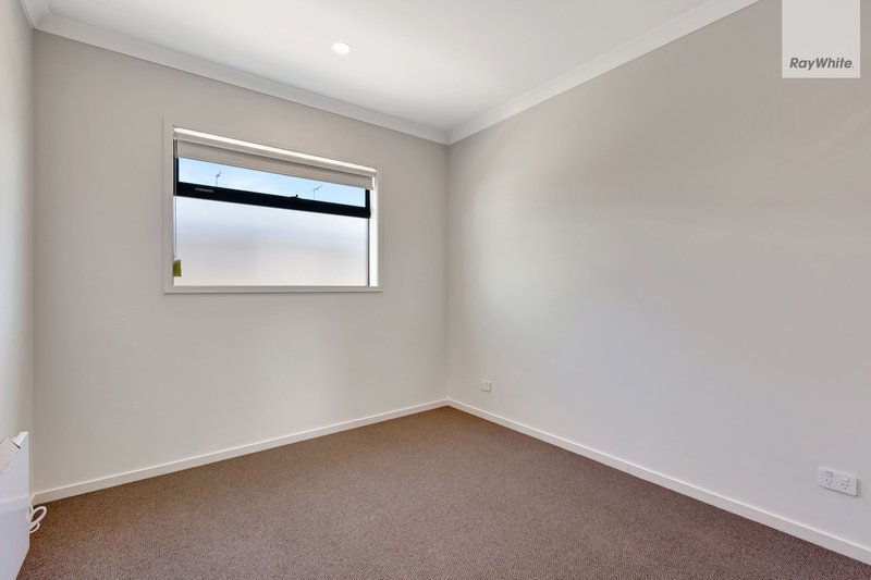 Photo - 14 Shingleback Walk, Mickleham VIC 3064 - Image 11
