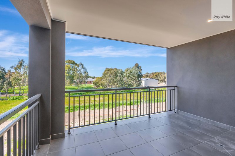 Photo - 14 Shingleback Walk, Mickleham VIC 3064 - Image 12