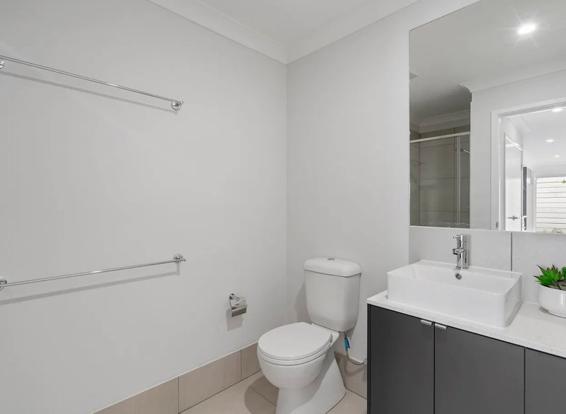 Photo - 1/4 Stathis Place, Bundamba QLD 4304 - Image 6