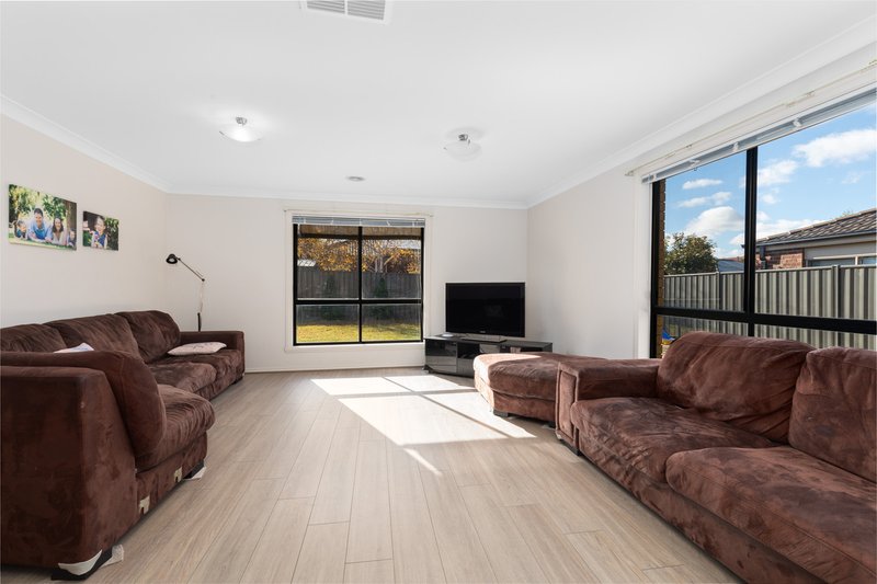 Photo - 14 Stringybark Close, Manor Lakes VIC 3024 - Image 6