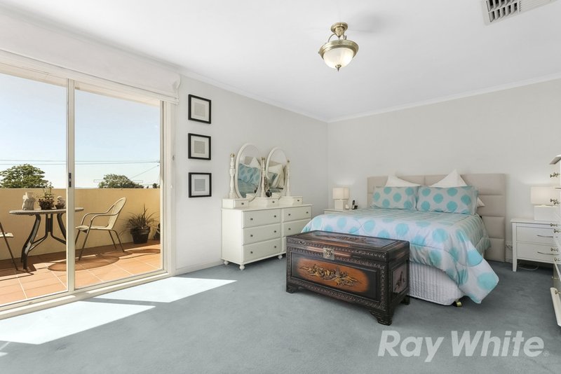 Photo - 14 Summit Crescent, Glen Waverley VIC 3150 - Image 6