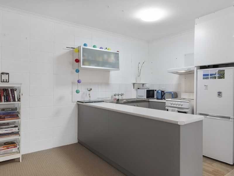 Photo - 1/4 Sunshine Court, Labrador QLD 4215 - Image 2