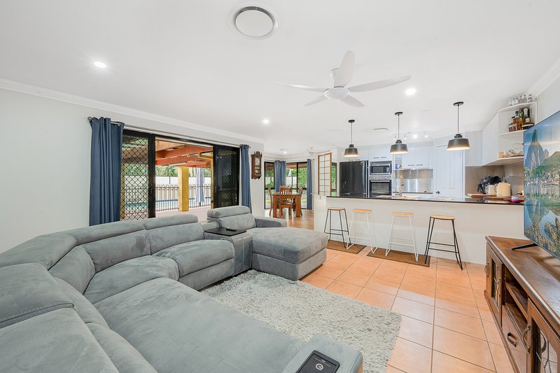 Photo - 14 Sutherland Crescent, Morayfield QLD 4506 - Image 6