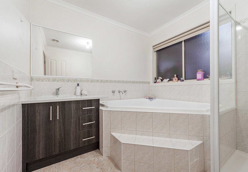 Photo - 14 Thompson Crescent, Roxburgh Park VIC 3064 - Image 9