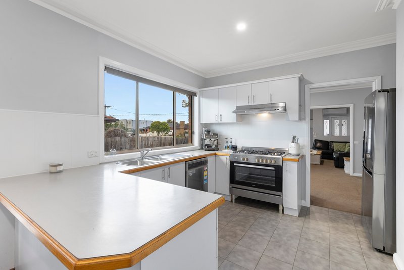 Photo - 14 Waverley Court, Craigieburn VIC 3064 - Image 13