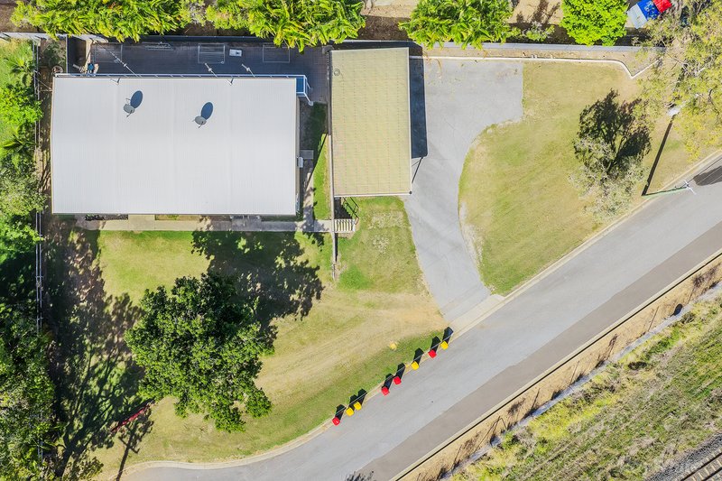 Photo - 1/4 Wenitong Street, West Gladstone QLD 4680 - Image 17