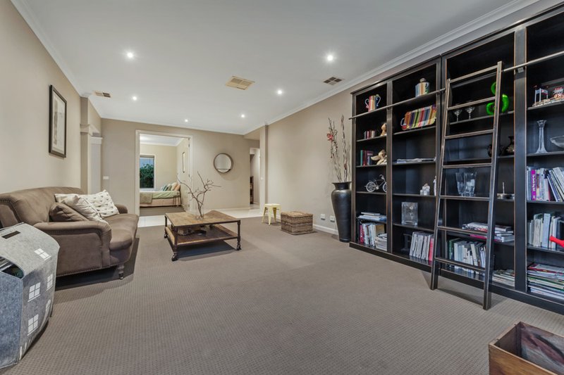 Photo - 14 Westerfolds Terrace, Caroline Springs VIC 3023 - Image 6