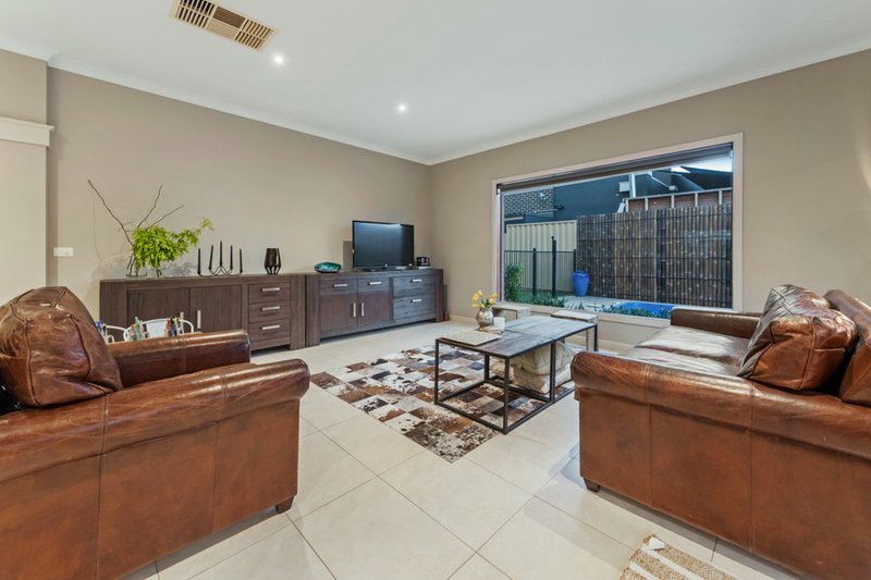 Photo - 14 Westerfolds Terrace, Caroline Springs VIC 3023 - Image 7