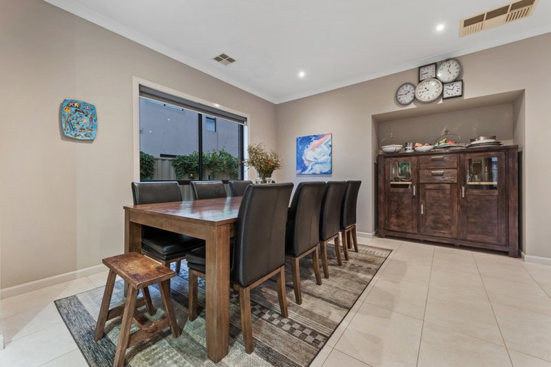 Photo - 14 Westerfolds Terrace, Caroline Springs VIC 3023 - Image 10