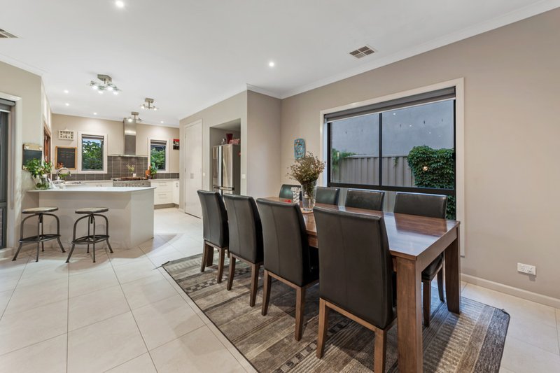 Photo - 14 Westerfolds Terrace, Caroline Springs VIC 3023 - Image 11