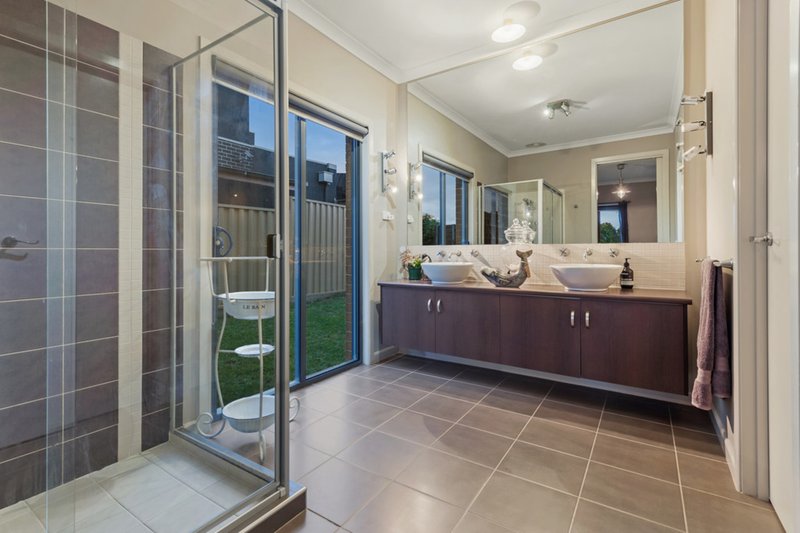 Photo - 14 Westerfolds Terrace, Caroline Springs VIC 3023 - Image 15