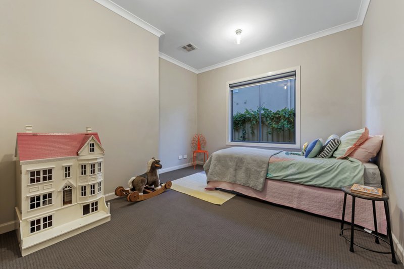 Photo - 14 Westerfolds Terrace, Caroline Springs VIC 3023 - Image 17