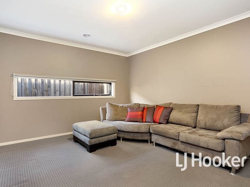 Photo - 14 Whitecaps Avenue, Point Cook VIC 3030 - Image 9