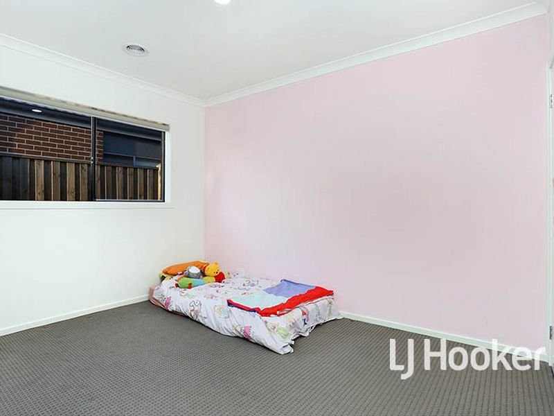 Photo - 14 Whitecaps Avenue, Point Cook VIC 3030 - Image 13