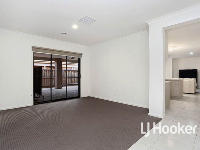 Photo - 14 Whitecaps Avenue, Point Cook VIC 3030 - Image 6