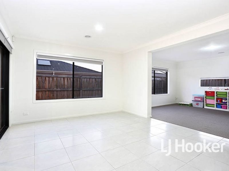 Photo - 14 Whitecaps Avenue, Point Cook VIC 3030 - Image 7