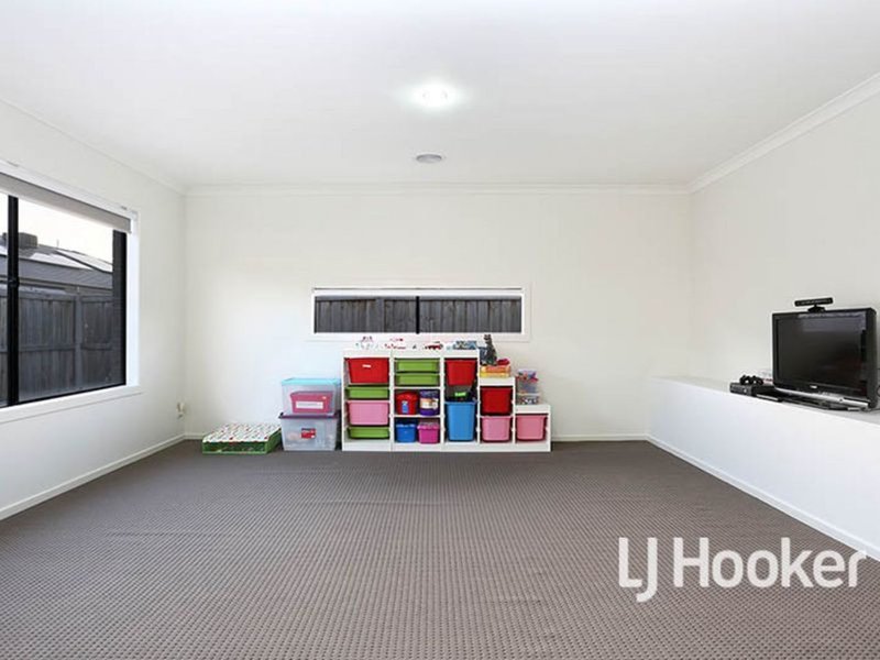 Photo - 14 Whitecaps Avenue, Point Cook VIC 3030 - Image 8