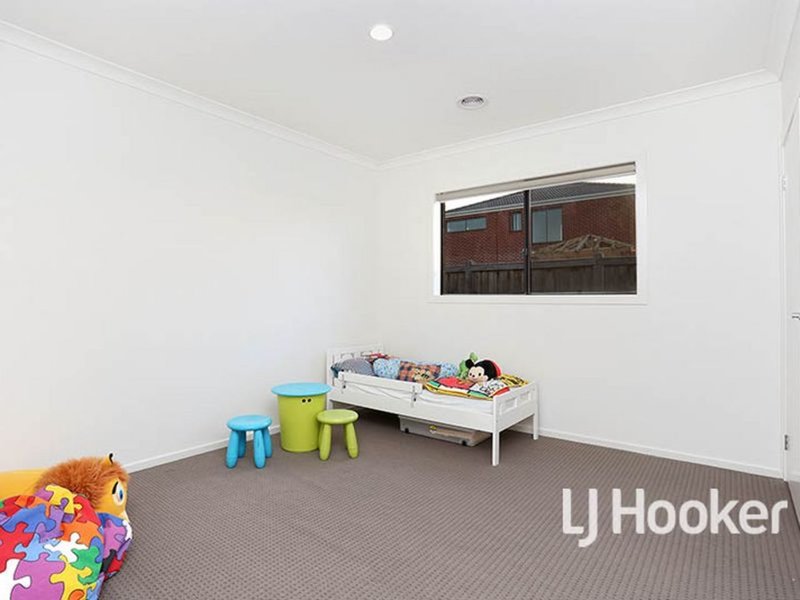 Photo - 14 Whitecaps Avenue, Point Cook VIC 3030 - Image 14