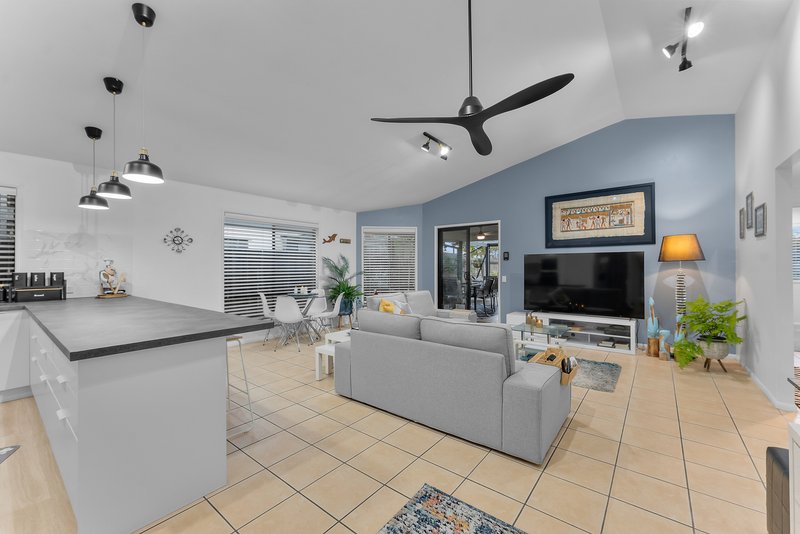 Photo - 14 Whitfield Crescent, North Lakes QLD 4509 - Image 6