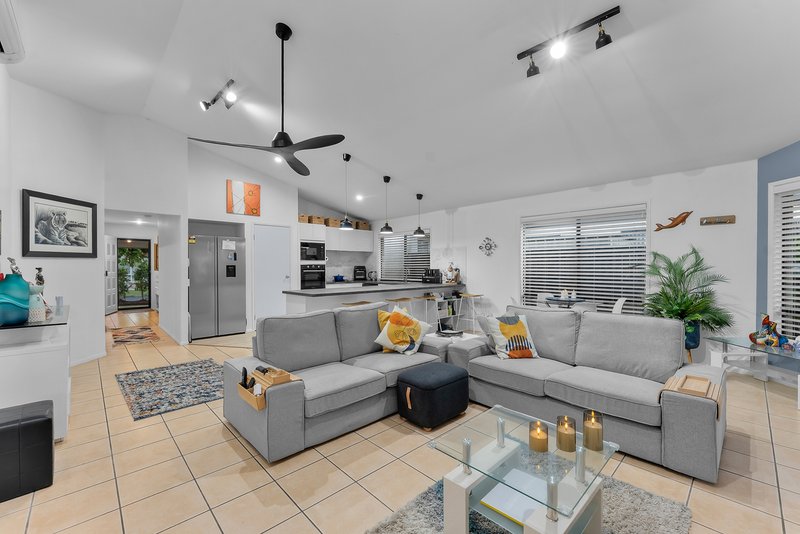 Photo - 14 Whitfield Crescent, North Lakes QLD 4509 - Image 8