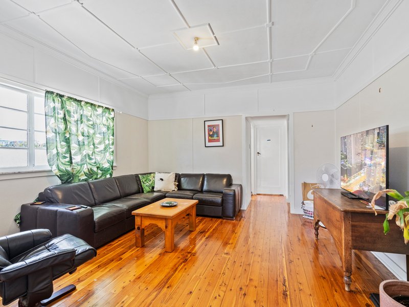 Photo - 14 Wilde Street, Wynnum QLD 4178 - Image 2