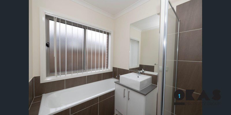 Photo - 14 Winjeel Avenue, Point Cook VIC 3030 - Image 10