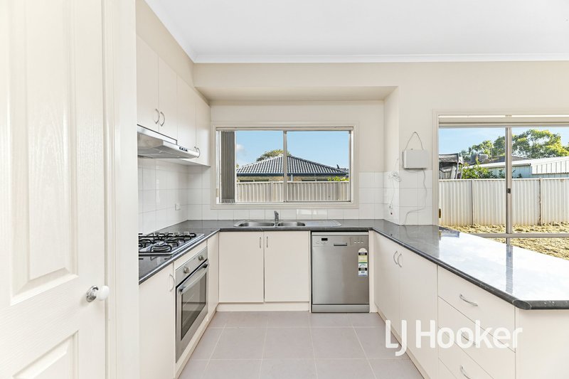 Photo - 14 Wonboyn Close, Pakenham VIC 3810 - Image 3