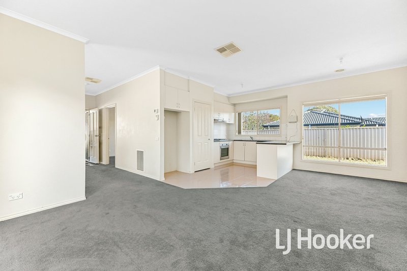 Photo - 14 Wonboyn Close, Pakenham VIC 3810 - Image 4