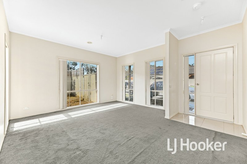 Photo - 14 Wonboyn Close, Pakenham VIC 3810 - Image 5