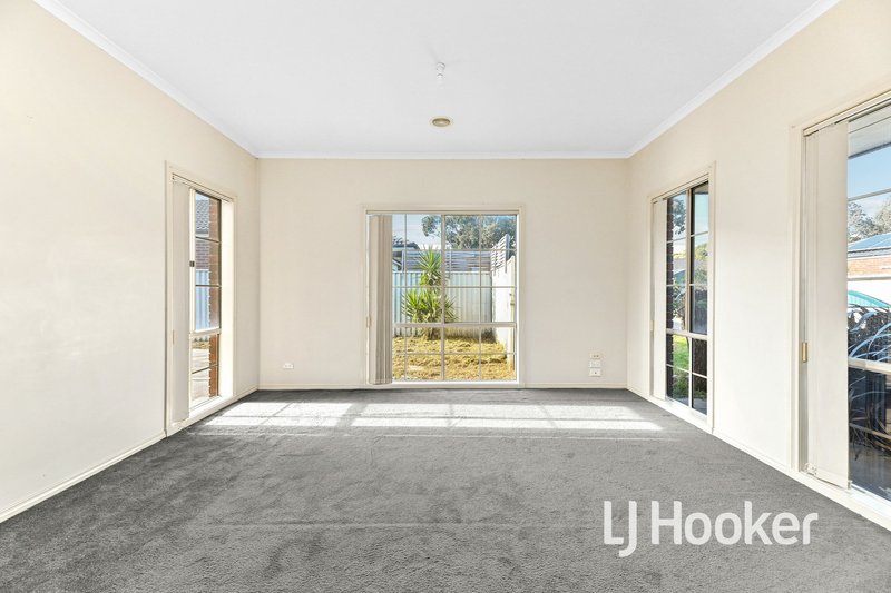 Photo - 14 Wonboyn Close, Pakenham VIC 3810 - Image 6