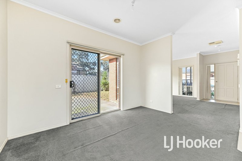 Photo - 14 Wonboyn Close, Pakenham VIC 3810 - Image 7