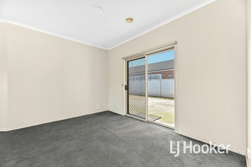 Photo - 14 Wonboyn Close, Pakenham VIC 3810 - Image 8