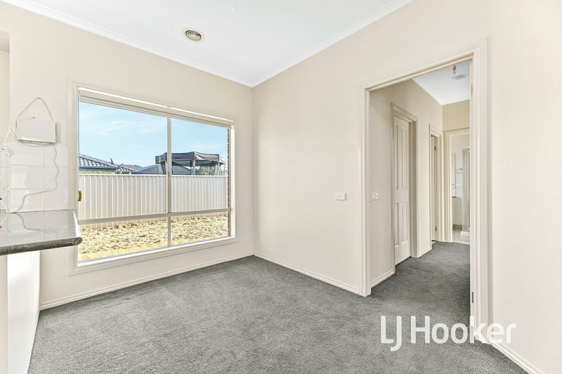 Photo - 14 Wonboyn Close, Pakenham VIC 3810 - Image 9