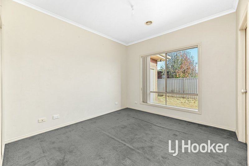 Photo - 14 Wonboyn Close, Pakenham VIC 3810 - Image 11