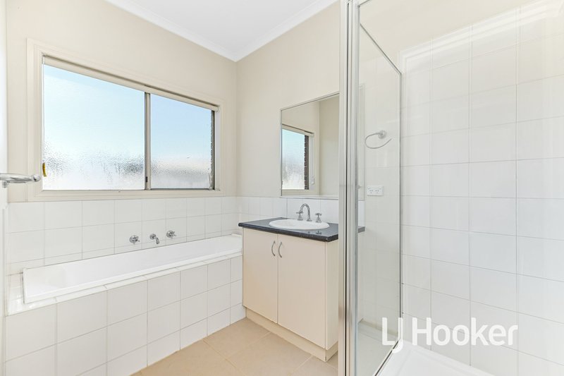 Photo - 14 Wonboyn Close, Pakenham VIC 3810 - Image 14