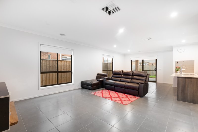 Photo - 14 Yaleri Rise, Werribee VIC 3030 - Image 5