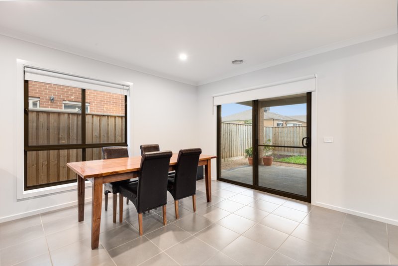 Photo - 14 Yaleri Rise, Werribee VIC 3030 - Image 6