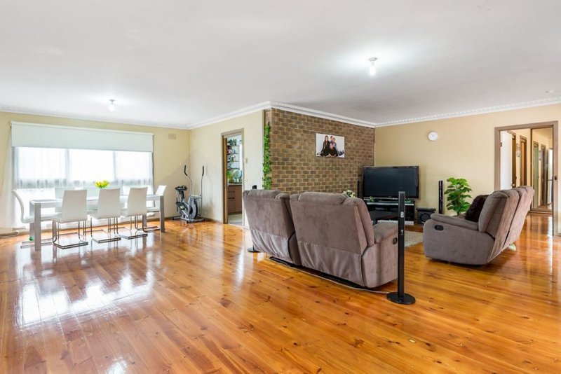 Photo - 14 Yanigin Drive, Glen Waverley VIC 3150 - Image 2